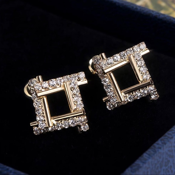 ✨SOLD OUT✨Stunning 18K Gold Square Studs✨ - Picture 4 of 8